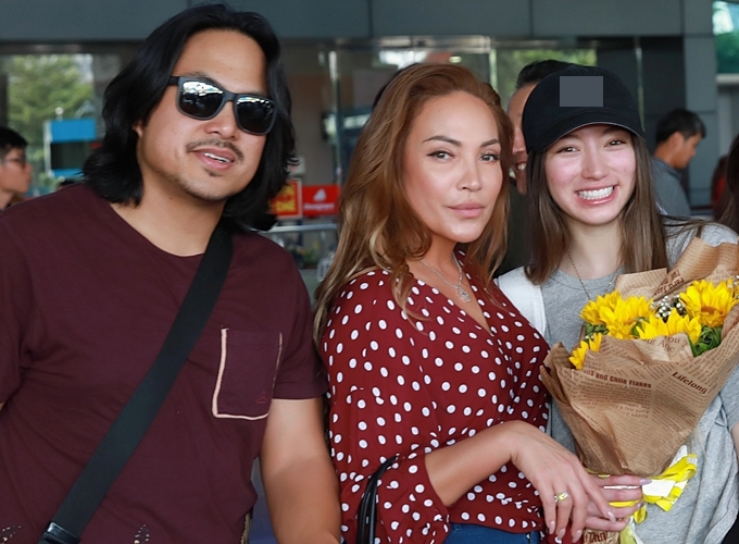 Thanh Hà (giữa) bên cạnh bạn trai Roland và con gái Isabella.    