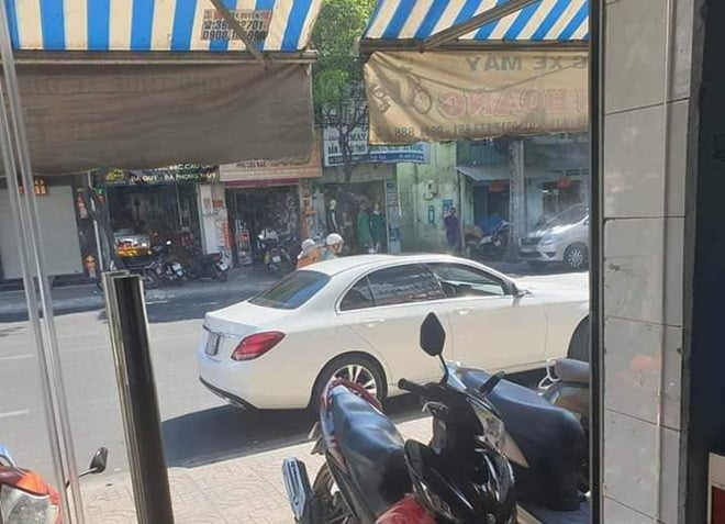 Chiếc siêu xe đến đón khách.