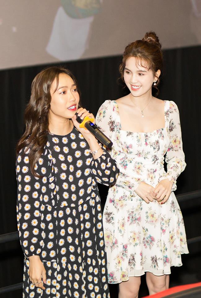Trong khi Ngọc Trinh hóa nàng thơ với chiếc đầm hoa nhí chuẩn xu hướng thì Diệu Nhi lại bị nuốt dáng hoàn toàn trong thiết kế váy rộng thùng thình. Với bộ cánh này, Diệu Nhi nên lựa chọn khi đi dạo biển thì phù hợp hơn.    