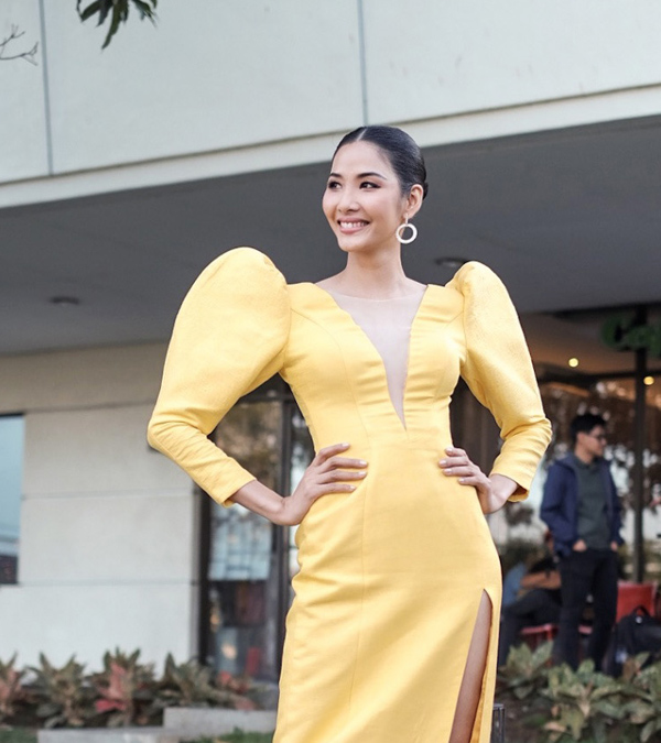 Trong chuyến công tác tại Philippines, Á hậu Hoàng Thùy đánh mất sức hút khi diện Shbet999 com đăng nhập tạo khối phồng lớn ở vai.    