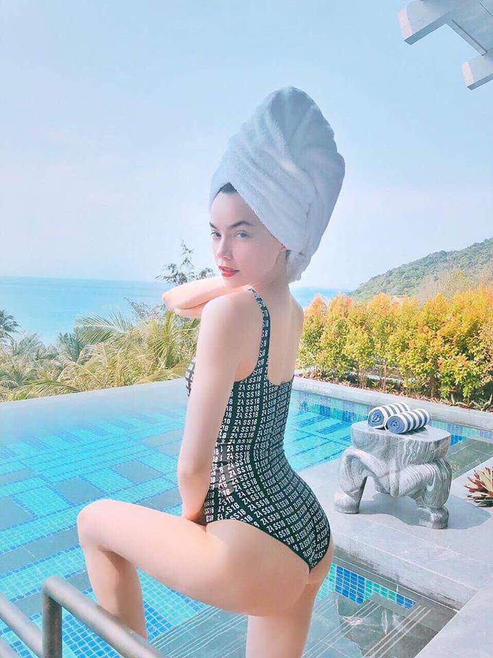 dien-do-tam-len-san-khau-vong-mot-cua-ho-ngoc-ha-nhu-rot-ra-ngoai-fans-me-met-vi-ngam-ho-ngoc-ha-dien-bodysuit-khoe--1552198377-884-width719height960