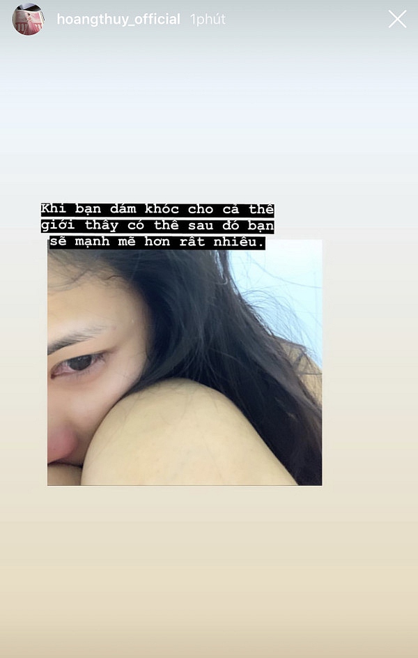 hoang-thuy-mat-do-hoe-toc-roi-boi-bat-khoc-fan-xot-xa-la-ung-cu--8785f7
