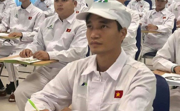 Lệ Rơi làm công nhân, mặc đồng phục nhà máy.