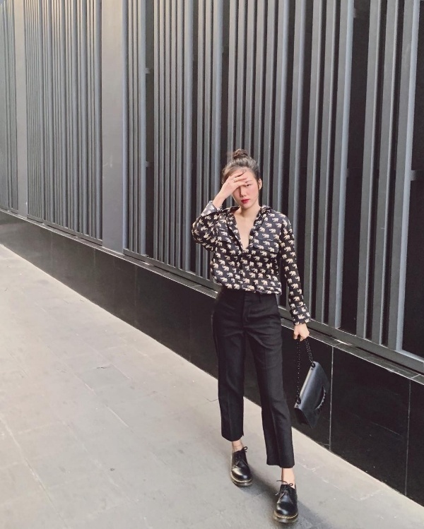 Sơ mi họa tiết, quần vải ống suông và giày oxford là combo Shbet999 com đăng nhập đơn giản được Phương Ly ưu ái chưng diện xuống phố.    