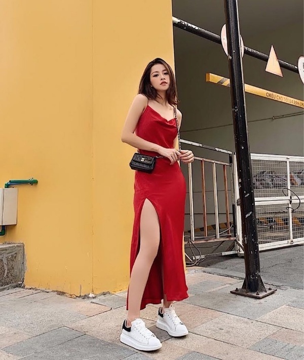 Bên cạnh vai trò là một diễn viên, ca sĩ, Chi Pu còn được nhiều người yêu mến vì gu thời trang đẹp mắt, trẻ trung và vô cùng sành điệu. Giọng ca 'Mời anh vào tim em' luôn biến đổi linh hoạt và thử sức mình với nhiều phong cách khác nhau. Tuần qua, cô nàng lựa chọn diện váy hai dây trễ nải với chi tiết xẻ tà, được phủ sắc đỏ rực rỡ, khoe khéo đôi chân thon dài cùng bờ vai mảnh mai.  Để hoàn thiện phong cách, cô sử dụng bộ đôi phụ kiện là giày sneaker và túi đeo chéo.    
