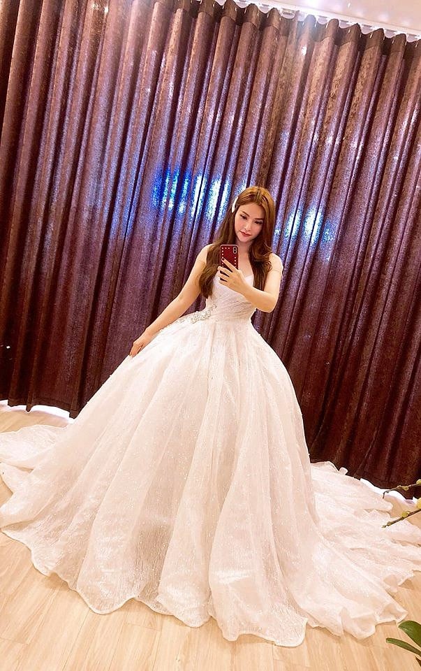 Thu Thủy đi thử váy cưới, phải chăng sẽ có một Quatrian shbet hiện đang mở sắp diễn ra trong thời gian đến.    
