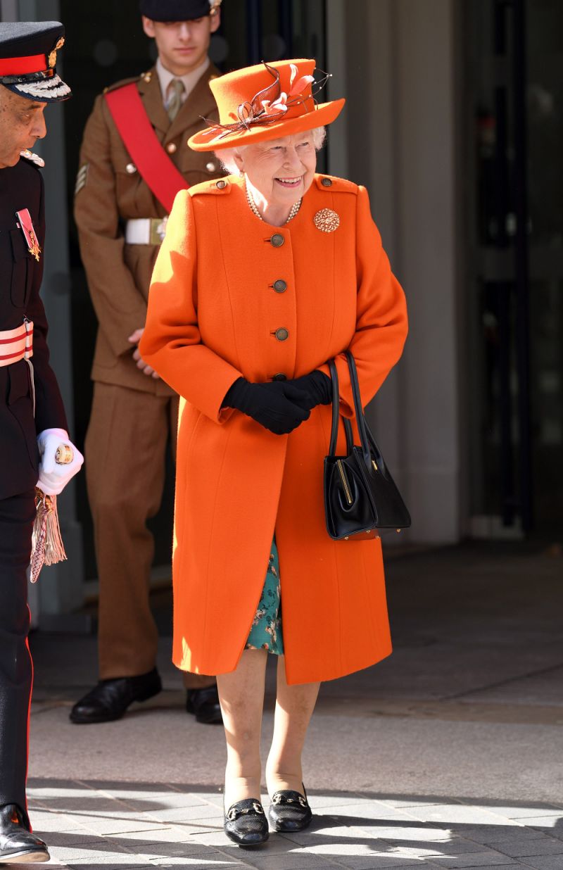Trong dịp đặc biệt vừa qua, Nữ hoàng Elizabeth II kỷ niệm lần tiếp xúc với các tài năng trẻ bằng cách diện bộ Shbet999 com đăng nhập mang màu sắc xu hướng. Trâm kim cương và bộ vòng cổ, hoa tai ngọc trai được nữ hoàng kết hợp cùng áo khoác và mũ màu cam san hô.    