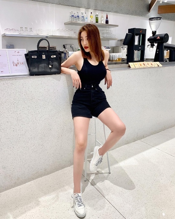 Hoa hậu Kỳ Duyên khoe vẻ gợi cảm cùng phong cách chất lừ khi diện cả cây đen cá tính. Người đẹp phối áo ba lỗ cùng quần jean cạp cao, thêm phụ kiện là đôi giày sneaker khỏe khoắn.    