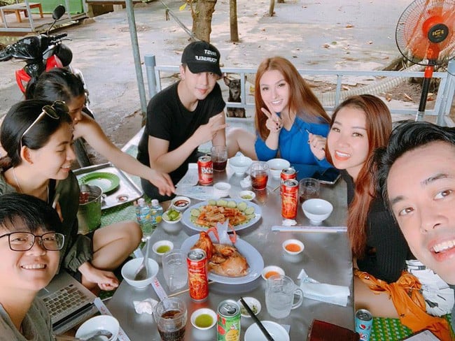 Thu Thủy và bạn trai khá thoải mái chụp hình chung.    