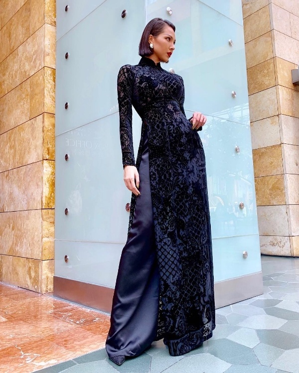 Trái với phong cách menswear nam tính, mạnh mẽ quen thuộc, tuần này siêu mẫu Minh Triệu lại làm mới mình với vẻ sang trọng, thanh lịch khi khoác lên mình tà áo dài chất liệu nhung tinh tế.    