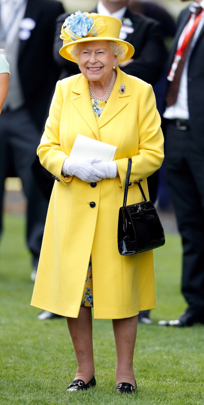 Trong sự kiện Royal Ascot diễn ra hồi tháng 6 năm ngoái, Nữ hoàng chọn cho mình Shbet999 com đăng nhập màu vàng nổi bật.