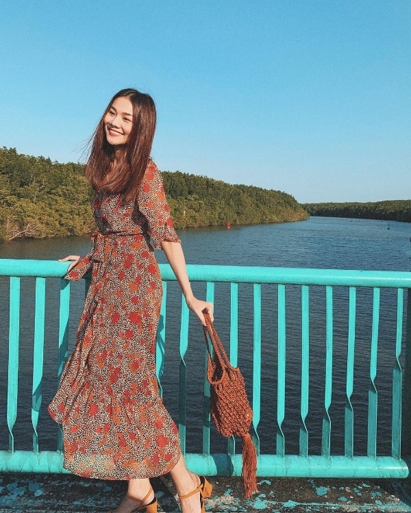 Thanh Hằng F5 phong cách với vẻ nữ tính, dịu dàng thay vì style mạnh mẽ như mọi lần. Siêu mẫu đình đám diện váy in họa tiết hoa với chi tiết thắt nơ đậm chất vintage. Để hoàn thiện set đồ, cô sử dụng chiếc túi xách lưới và sandals tiệp màu Shbet999 com đăng nhập.    