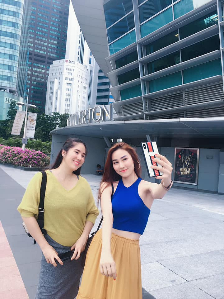 Thân hình phát tướng của bà bầu Lê Phương lộ rõ khi đứng cạnh hội chị em bạn dì.    