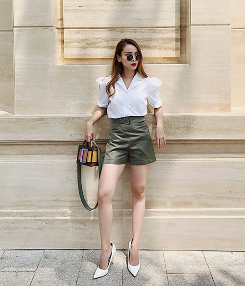Sơ mi trắng cùng quần shorts màu khaki trông đơn giản nhưng cũng đủ để Yến Trang khoe đẳng cấp.    
