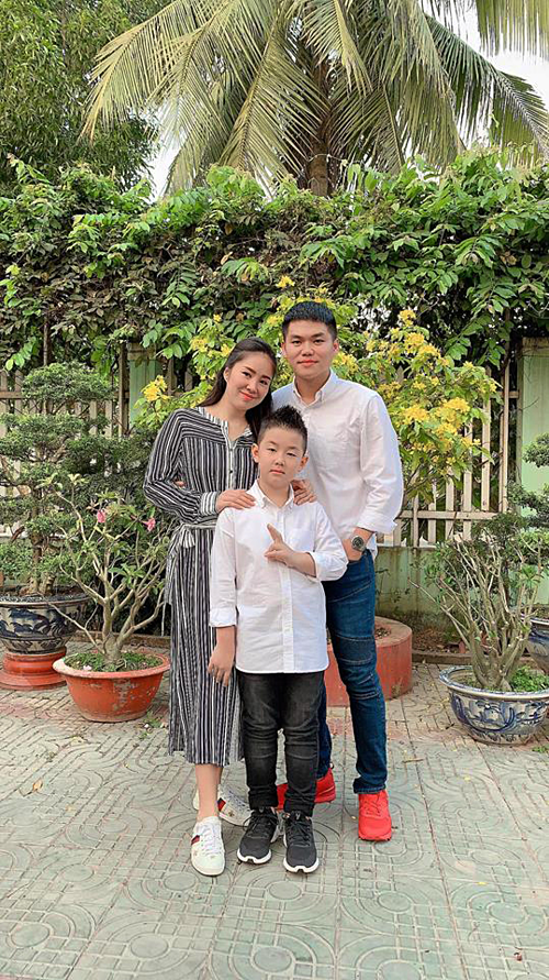 Lê Phương hạnh phúc bên ông xã Trung Kiên và con trai Cà Pháo. Nữ diễn viên đang mang thai lần hai.    