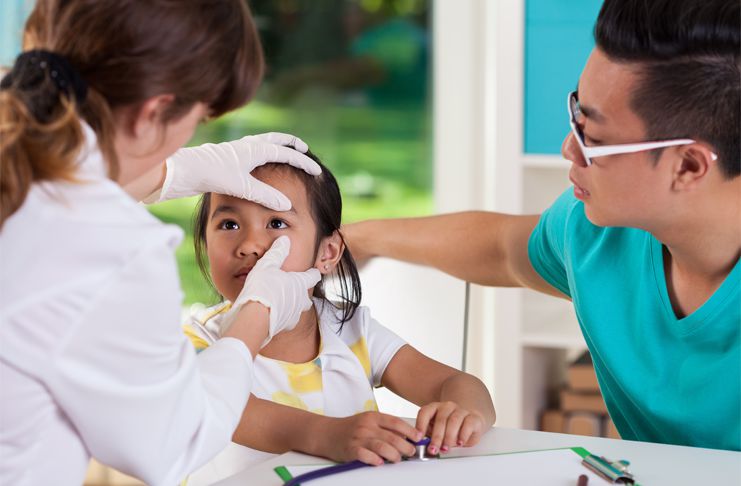 Cha mẹ nên đưa bé đi khám mắt định kỳ để đôi mắt bé luôn khỏe mạnh