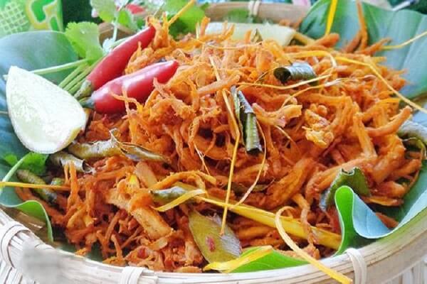 Gà xé cay có thể ăn với xôi hoặc ăn một mình bỏ thềm chút chanh tươi sẽ thêm thơm ngon