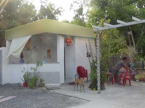 Chủ nhà nghỉ xác nhận việc cô H. cùng em học sinh vào thuê phòng theo tháng.