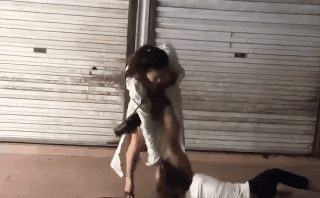 Người phụ nữ bị vợ mới của chồng đánh giữa chợ.