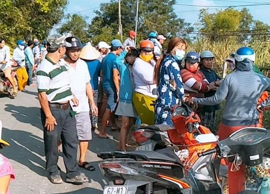 Người dân theo dõi tại hiện trường vụ án.