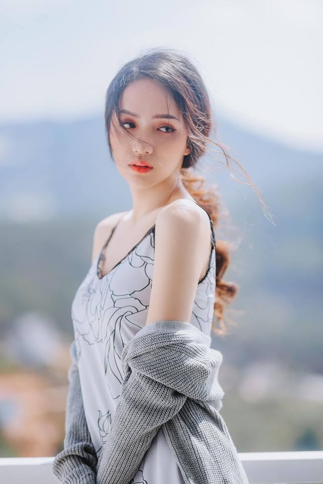 Nổi tiếng với vẻ xinh đẹp và gợi cảm, mới đây, Hoa hậu chuyển giới Quốc tế Hương Giang lại lần nữa tiếp tục khiến khán giả “bỏng mắt” trước những hình ảnh đẹp lung linh. Nàng hậu khoe thân hình nuột nà và quyến rũ cùng góc mặt xuất thần khiến người xem xốn xang.    