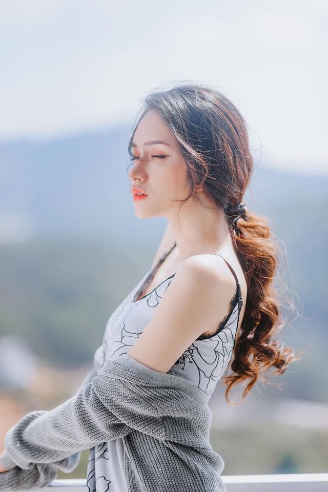 Qua góc máy của nhiếp ảnh gia, nhan sắc của Hoa hậu chuyển giới được phô trọn vẹn với sóng mũi cao vút, đôi mắt to cùng khuôn mặt trái xoan vô cùng ăn ảnh. Tất cả giúp Hương Giang dễ dàng “bỏ bùa yêu” fan hâm mộ.    
