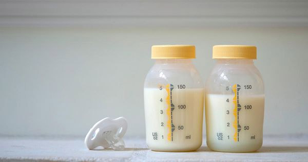 Mẹ nên bảo quản sữa đã vắt trong ngăn mát