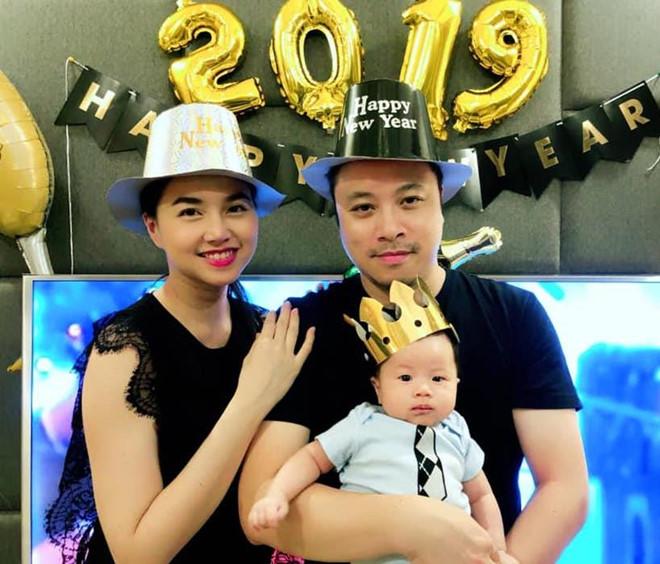 dinh-ngoc-diep-va-ong-xa-victor-vu-ky-niem-3-nam-ngay-cuoi-don-gian-nhung-day-ngot-ngao-49373599_10156180328453562_7015265878954475520_n-1552440048-926-width660height564