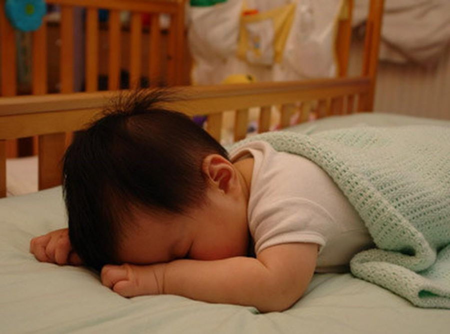 Bé thích nằm sấp thường có tính cách mạnh mẽ và bảo vệ quan điểm của mình 