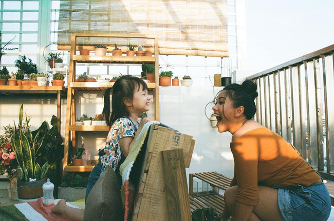 Việc Phương Vy không cho con gái ngủ riêng vì cô muốn yêu thương con nhiều hơn 