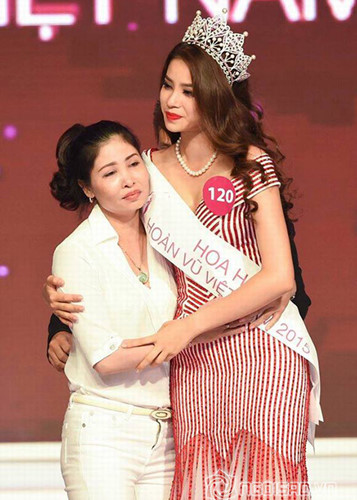 Mẹ của Phạm Hương tên Trần Thị Huyền, bà sinh ra và lớn lên ở Thủy Nguyên, Hải Phòng. Sau khi kết hôn bà ở nhà lo việc chợ búa, nội trợ. Thời điểm Phạm Hương đăng quang, bà Huyền đang làm nhân viên của 1 hãng bảo hiểm tại Hải Phòng.    