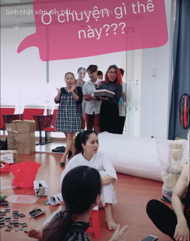 Khánh Thi bất ngờ khi được các học trò tổ chức sinh nhật sớm dù chưa đến ngày.    