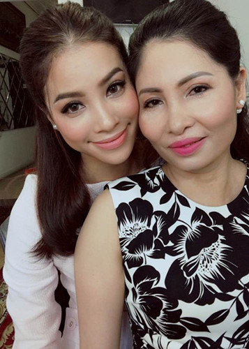 Cuối năm 2018, Phạm Hương sang Mỹ dưỡng bệnh. Trong chuyến đi này, mẹ của cô cũng đồng hành.  
