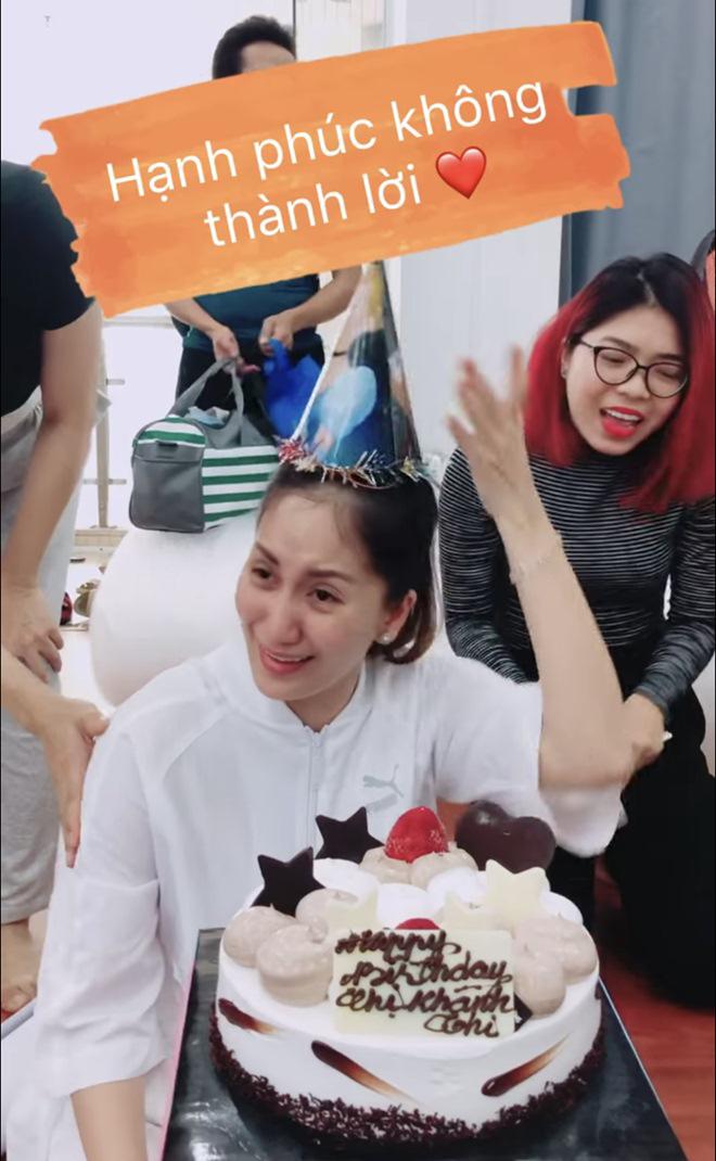 Cô lại khóc đỏ cả mặt trước tình cảm của mọi người.    