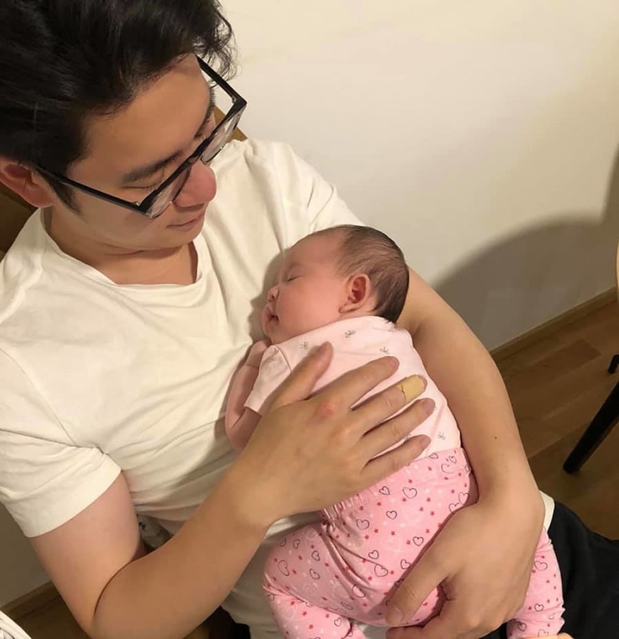 Nhưng khoảng thời gian gần đây, em gái của Mai Thu Huyền đã khiến các khán giả xuýt xoa khi có được thiên thần nhí cực đáng yêu. Như lời chia sẻ của cô thì con gái “sao y” bản chính của bố và được đặt tên Mai Vi.
