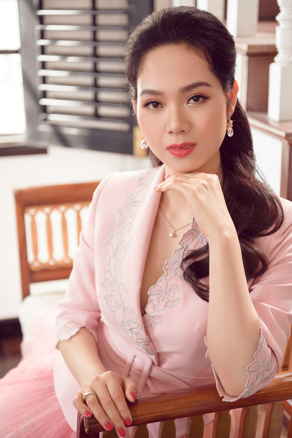 Tông màu hồng phấn, xanh baby, cam sữa và phom váy ngắn làm bật nhan sắc của hoa hậu chốn công sở.     