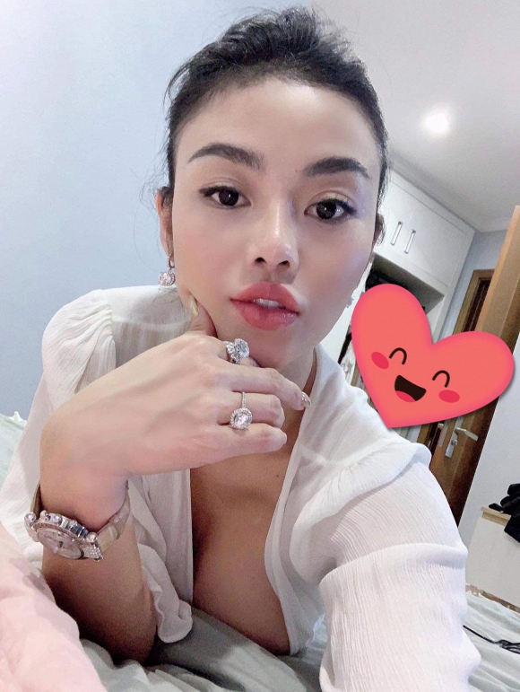 Nàng Hậu chơi lớn khi tự thưởng nhẫn kim cương 7 tỉ.