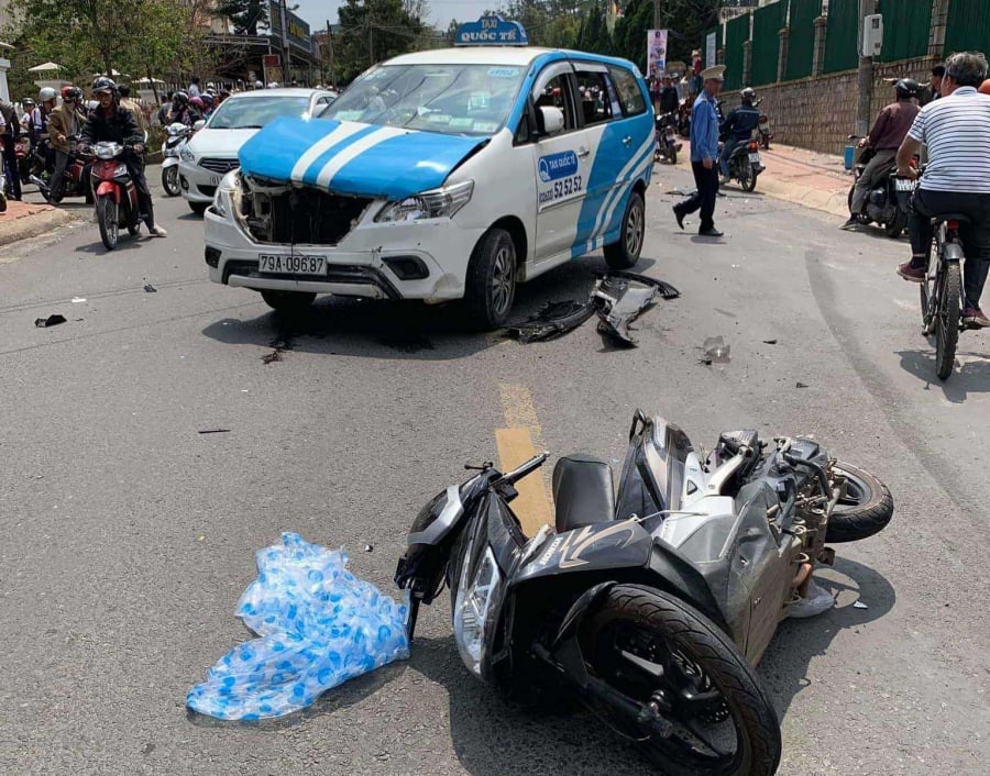 Các phương tiện bị chiếc ô tô đâm trúng.