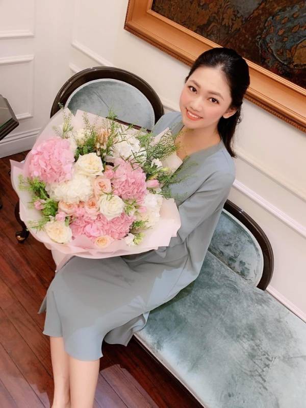 Hình ảnh mới nhất Thanh Tú đăng tải trên mạng xã hội. Người đẹp khoe bó hoa được ông xã tặng dịp 8/3, khéo léo che đi phần bụng.    