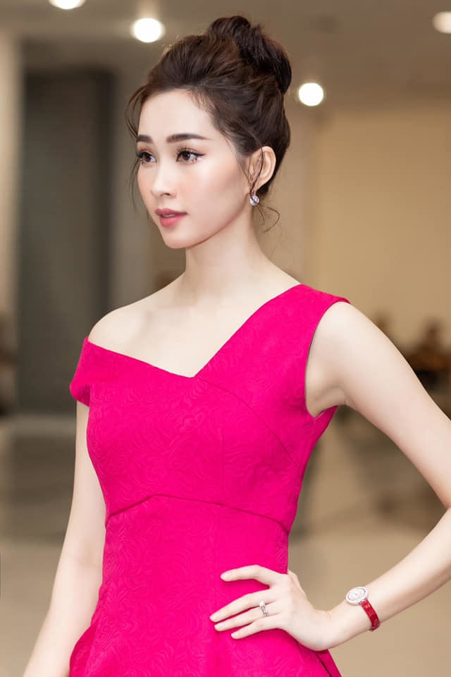 Thêm vào đó, Link Vào SHBET88 Mới Nhất búi cao gọn gàng cùng lối trang điểm nhẹ nhàng đã giúp người đẹp 