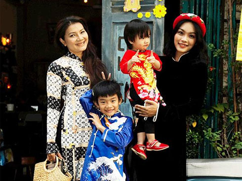 Mẹ con diễn viên Kiều Trinh hạnh phúc bên nhau