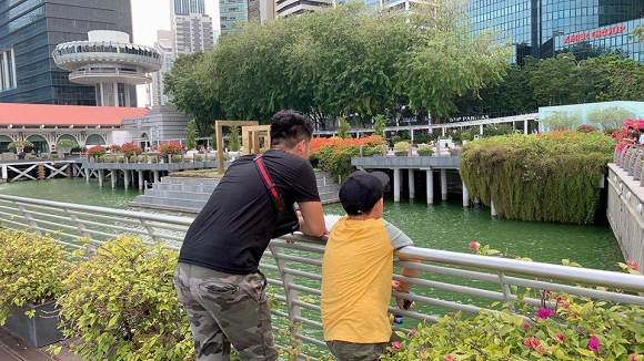 Suốt chuyến đi cả hai bám lấy nhau không rời