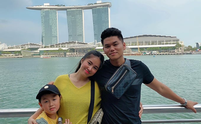 Tình cảm chân thành, ấm áp mà Trung Kiên dành cho bé Cà Pháo - con trai riêng của Lê Phương khiến ai cũng xúc động. Vượt qua rào cản tuổi tác, định kiến xã hội. Đối mặt với sự ghét bỏ của mẹ chồng, cô vẫn khẳng định rằng cô yêu chồng cô và sẽ dành tất cả cho chồng cô.