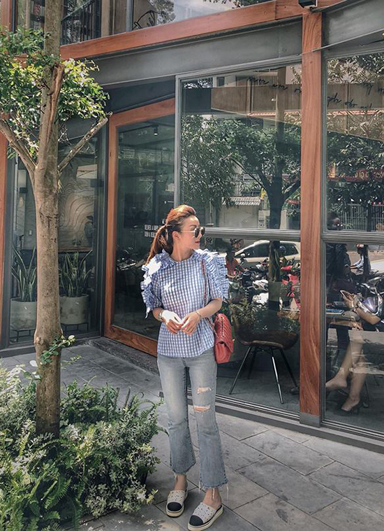 Để tránh được cảm giác tẻ nhạt khi ăn mặc quá đơn giản với jean và sơ mi, Yến Nhi.chọn áo ca rô phối hợp bèo nhún điệu đà.