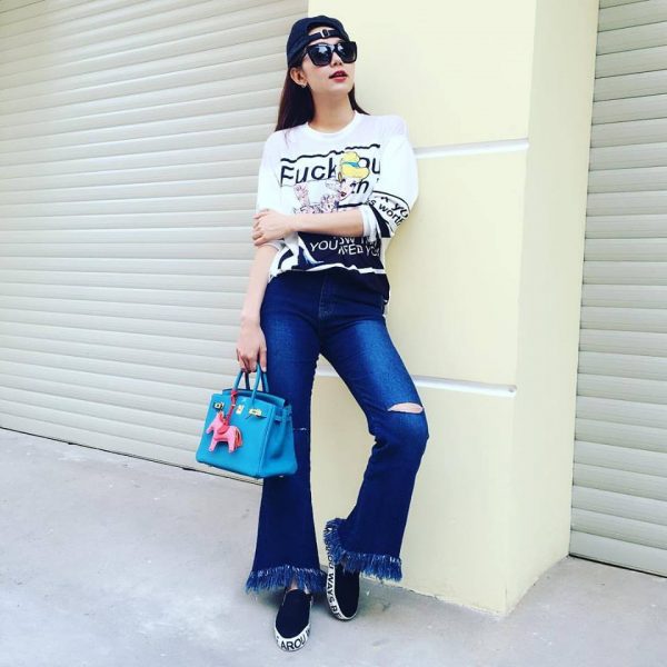 Minh Hằng rất thời trang khi mặc quần jeans rách đi dạo phố.    