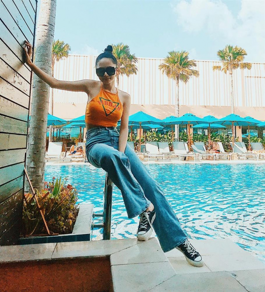 Công thức phối màu của Hồ Ngọc Hà cũng được bắt gặp tại street style của Hoa hậu Chuyển giới Hương Giang.    