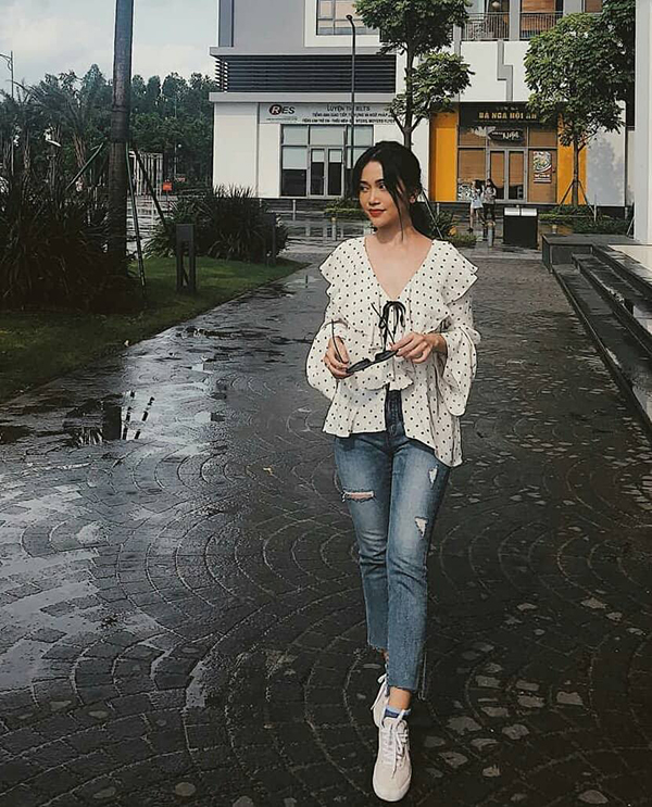 Kiểu quần jeans ống lửng, jeans xé gấu là Shbet999 com đăng nhập được nhiều sao yêu thích trong ngày mưa. Sĩ Thanh năng động với áo tay loe đi cùng quần hợp mùa.