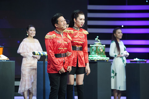 Thúy Ngân liên tục nũng nịu với Trường Giang trên sóng truyền hình.  