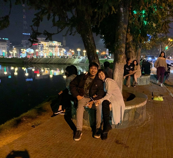 Cát Phượng ôm và dựa vào người Kiều Minh Tuấn đầy lãng mạn.