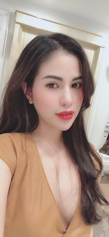 Bà xã của Việt Anh đăng hình ảnh xinh đẹp, gợi cảm trên trang cá nhân.    